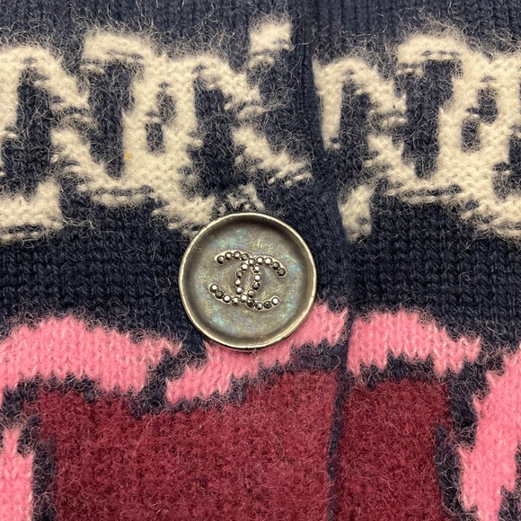 CHANEL NAVY BLUE / BURGUNDY / PINK / WHITE 2023 CC LOGO BUTTON CASHMERE KNIT CAR - Picture 5 of 7